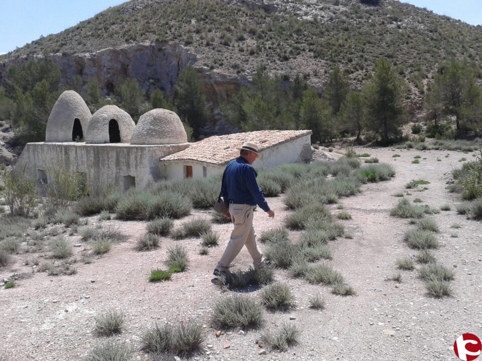 Visita del arquitecto de Consellería a los hornos de yeso