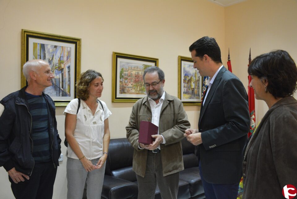 El profesor Brauli Montoya recibido en alcaldía por su reciente nombramiento como miembro de la Academia Valenciana de la Lengua