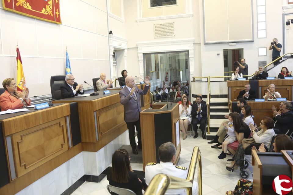 El empresario malagueño Miguel Médicis recibe el título de Alicantino de Adopción