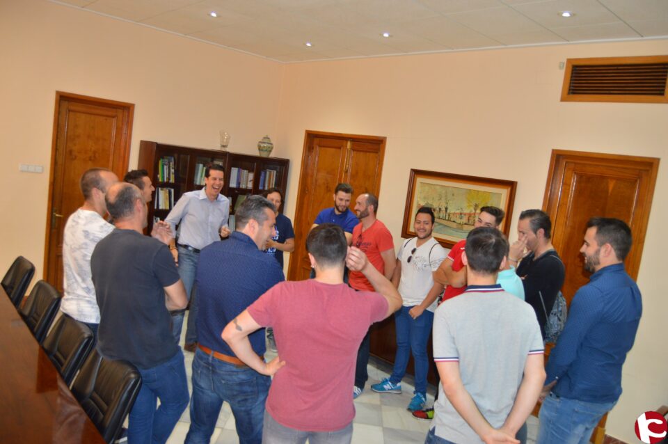 El Alcalde y el Concejal de deportes reciben al Club Balonmano Elda CEE