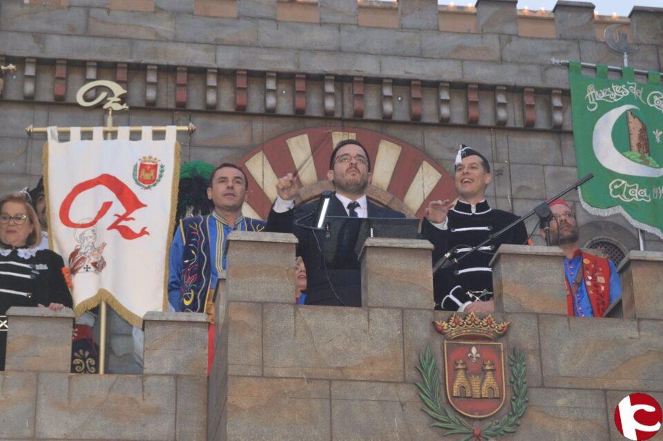 Elda inicia sus fiestas cantando al unísono el "Idella". Más de 72633 personas han visto el pasodoble en el Facebook de Intercomarcal en menos de 24 horas