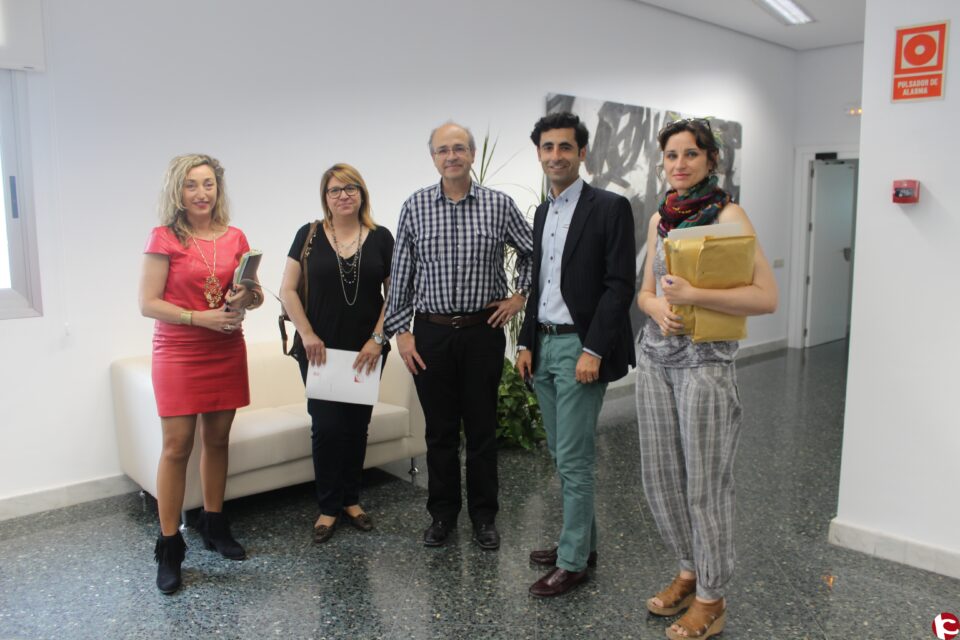 Visita a Valencia para solicitar el coche brick del Chicharra en Villena