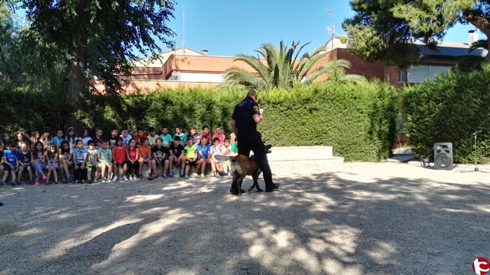 La Brigada Canina visita los colegios para acercar la Policía Local a los niños