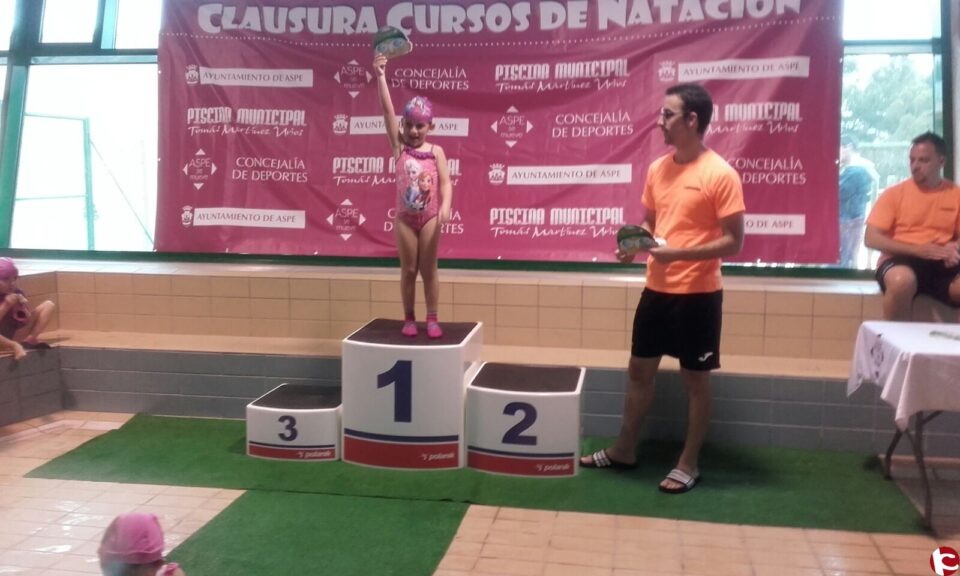 800 ALUMNOS FINALIZAN LOS CURSOS DE NATACIÓN DE LA PISCINA MUNICIPAL TOMÁS MARÍNEZ URIOS DE ASPE