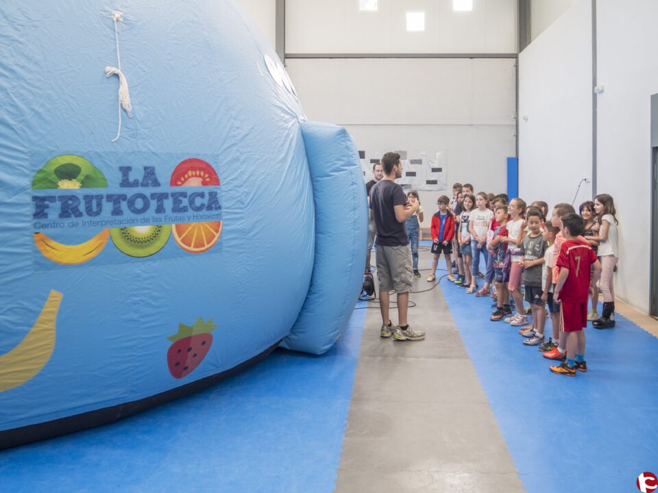 Una gran "nave" de la fruta visita colegios