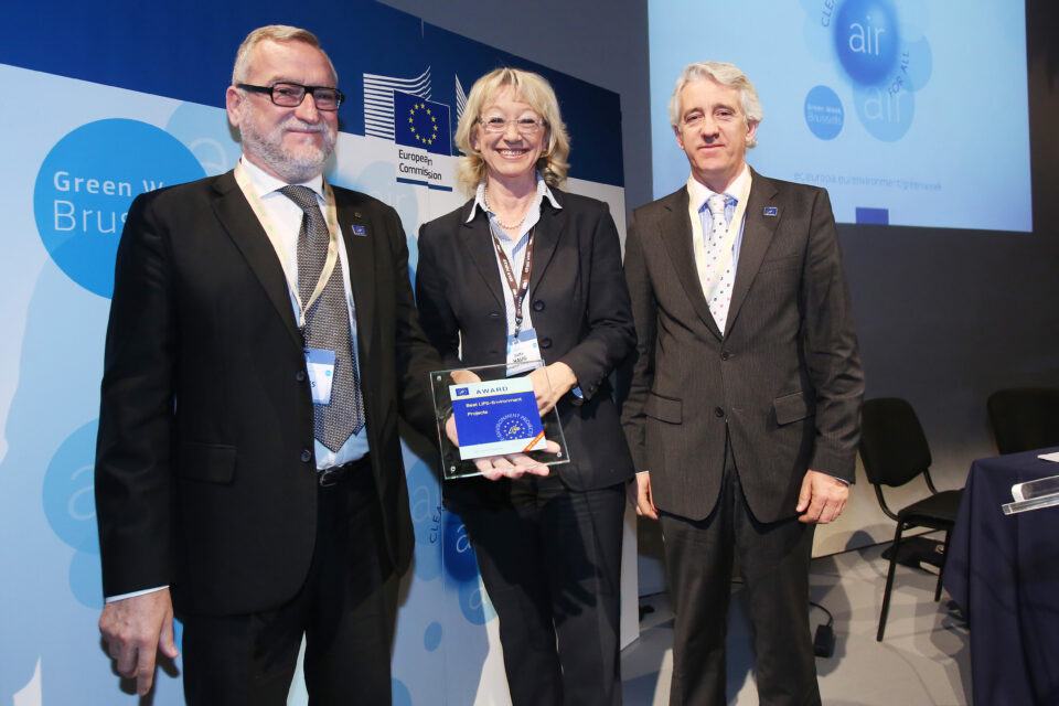 La Comisión Europea premia a INESCOP por un proyecto que permite aprovechar residuos avícolas para su reciclado en el proceso de curtición de las pieles.
