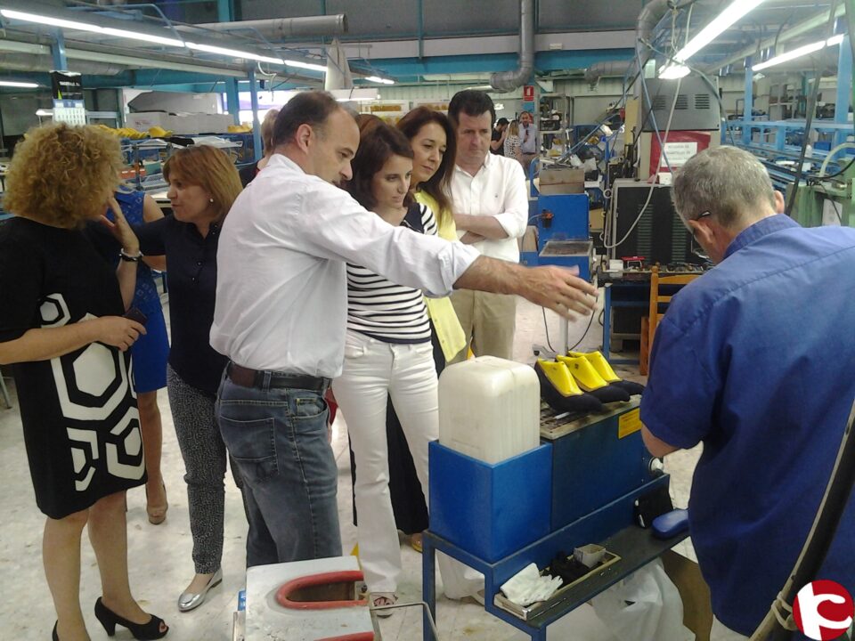 PP ELDA: Andrea Levy visita una fábrica de calzado en Elda para conocer este sector productivo de la comarca
