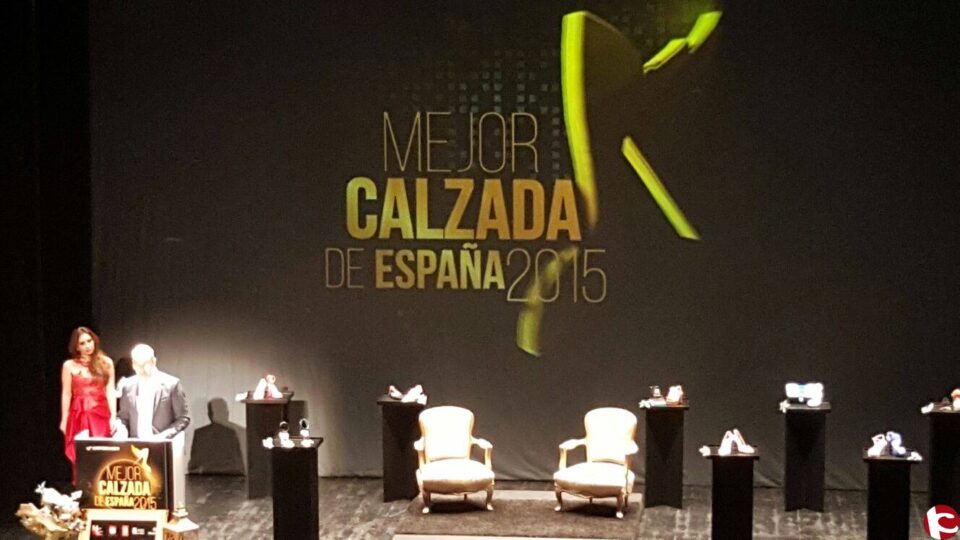 Marta Hazas recibe el premio a la Mujer Mejor Calzada arropada por los eldenses