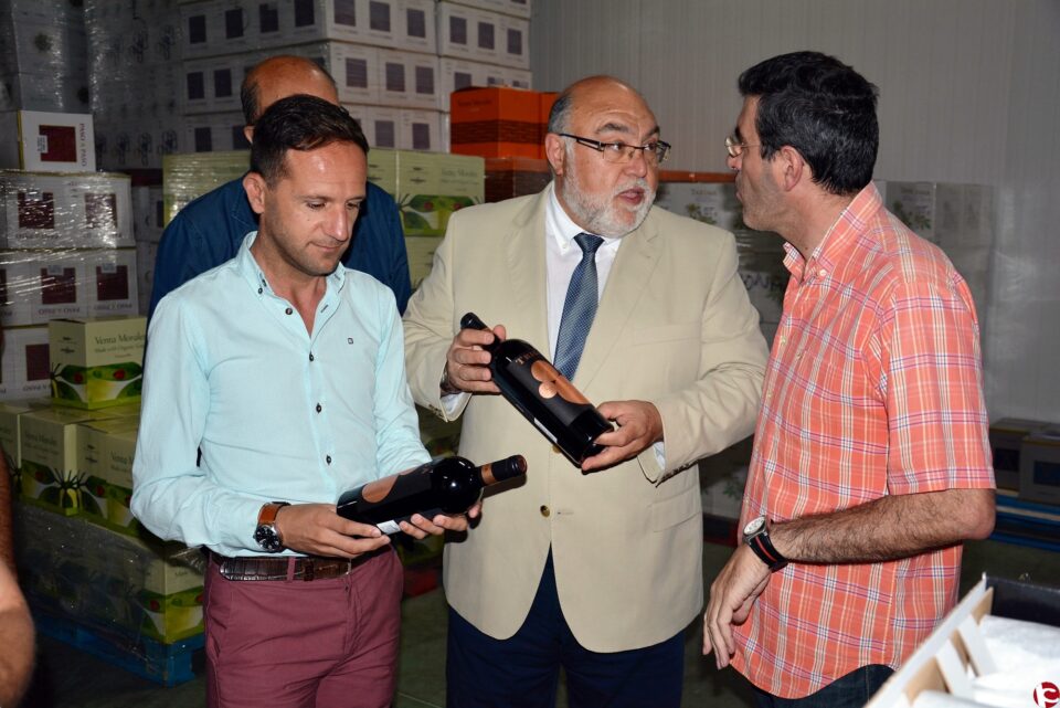 El Secretario Autonómico de Agricultura conoce la realidad del sector vitivinícola de Pinoso