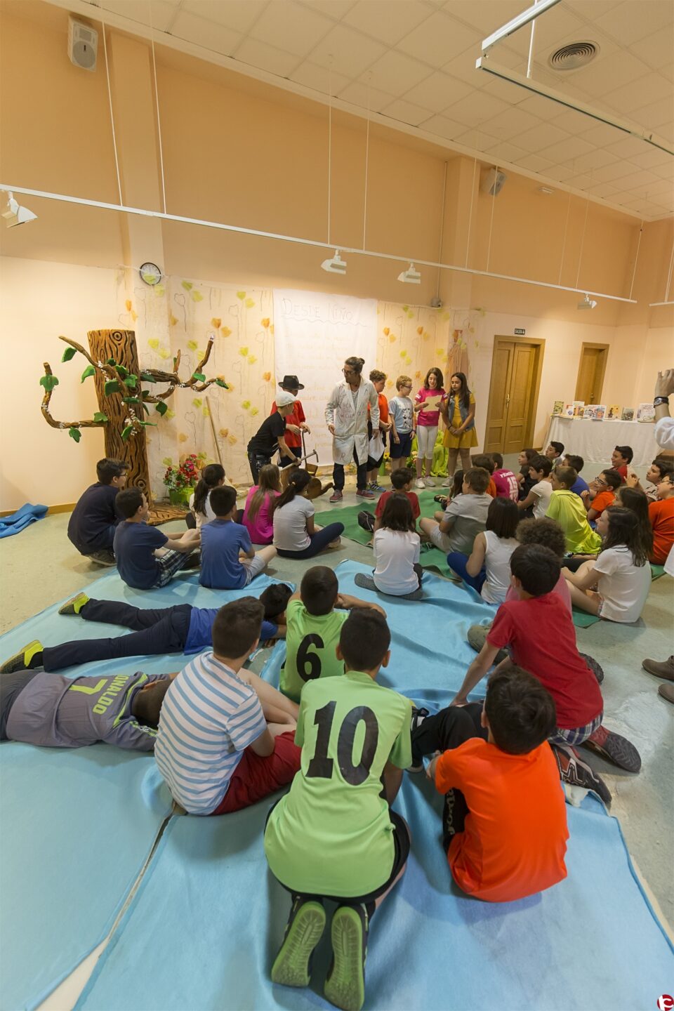 Siete colegios acuden a los talleres dedicados al poeta Mollá y a su