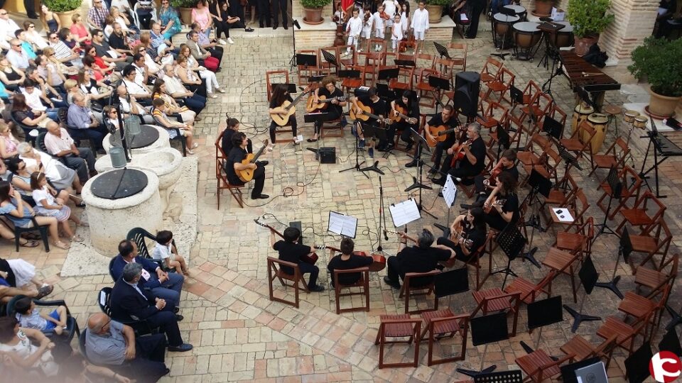 EL CLAUSTRO DEL SANTUARIO MARCO MAGNÍFICO PARA la AUDICIÓN FIN DE CURSO DE LA ESCUELA DE MUSICA DE LA SOCIEDAD