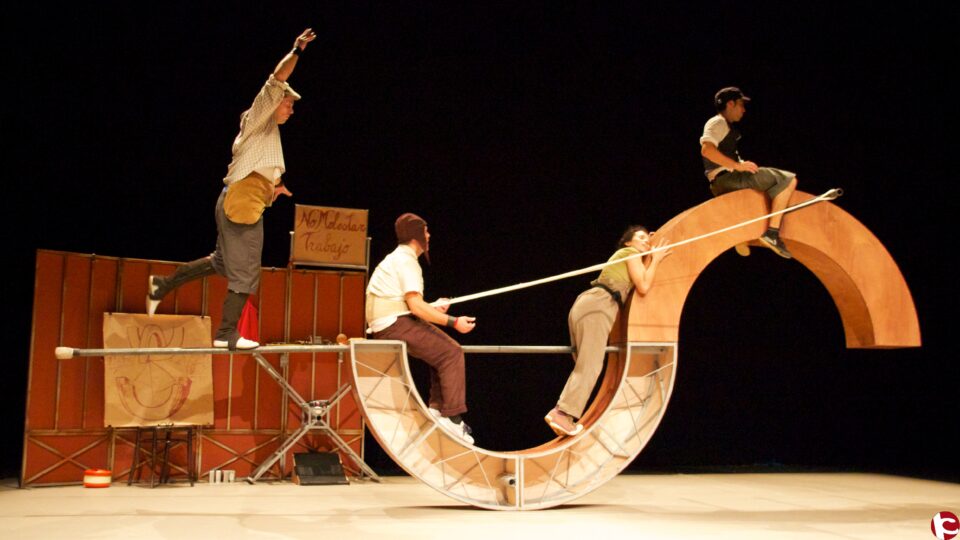 VAIVÉN CIRCO EN LA PLAZA DEL TEATRO CHAPÍ CON SU ESPECTÁCULO DO NOT DISTURB.