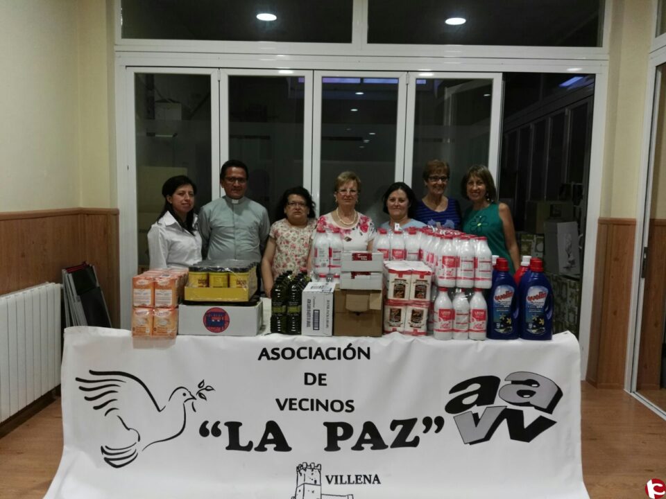 Entrega a Caritas del Barrio de La Paz de productos comestibles