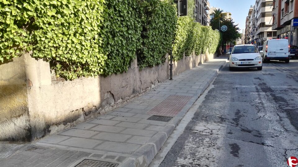 Se renueva parte de la acera de la avenida Reina Victoria que estaba en muy mal estado