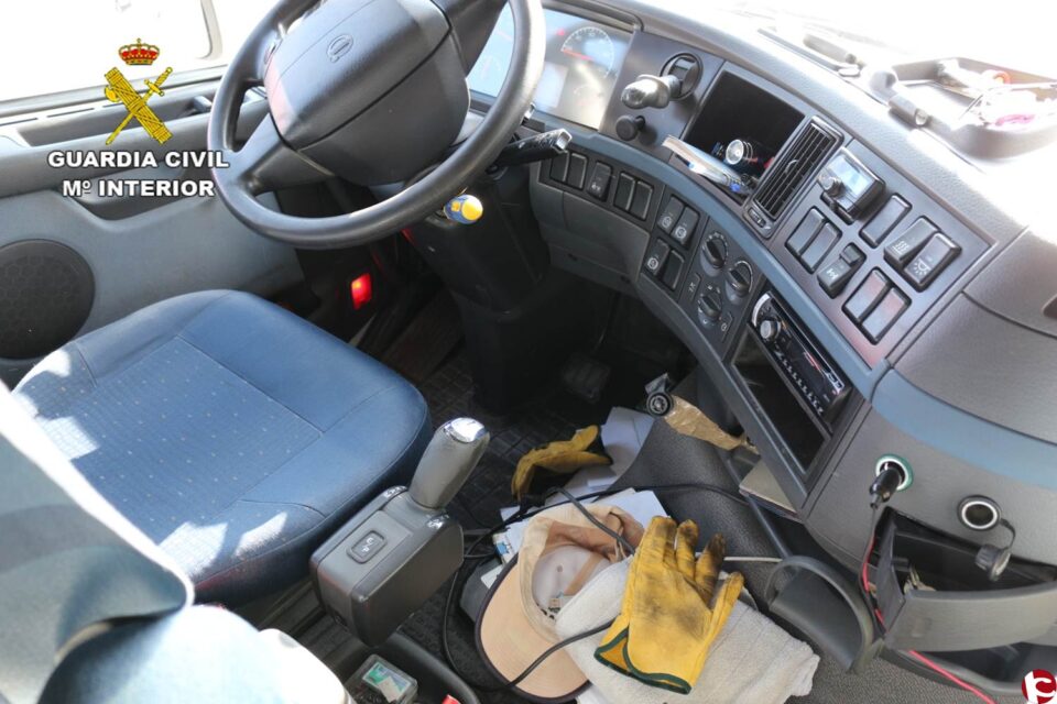 La Guardia Civil recupera un trailer en Villena momentos después de ser robado