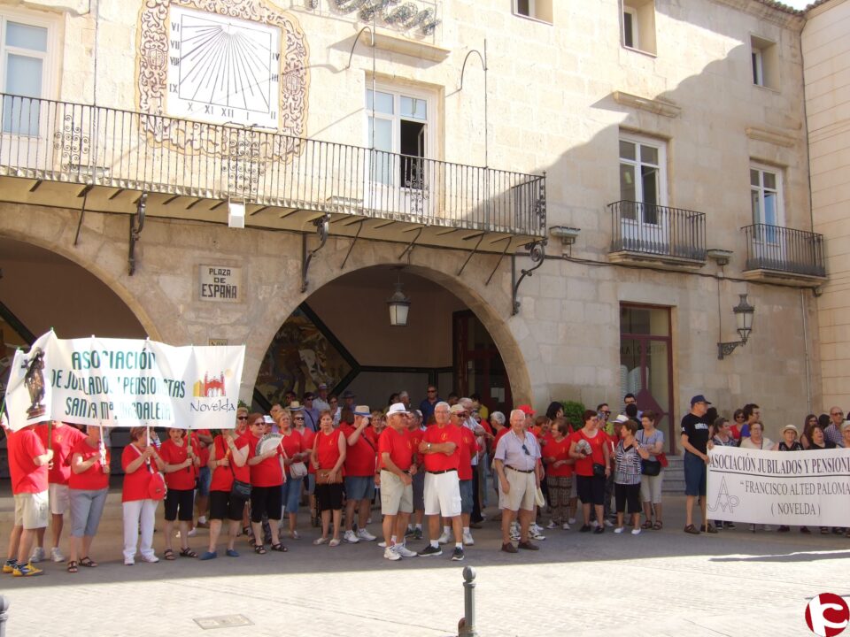 El alcalde recibe a los mayores en la celebración del Día de la Tercera Edad