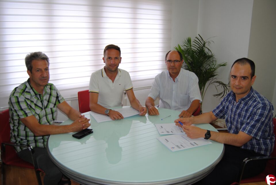 El ayuntamiento suscribe el convenio de colaboración con la Bodega Cooperativa de Pinoso