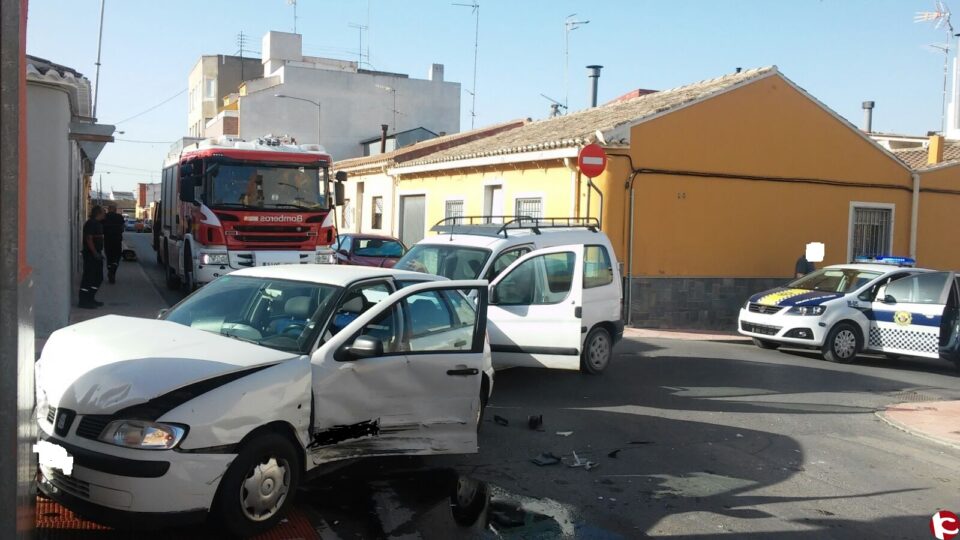 Accidente de tráfico entre 2 vehículos en la calle Cañada