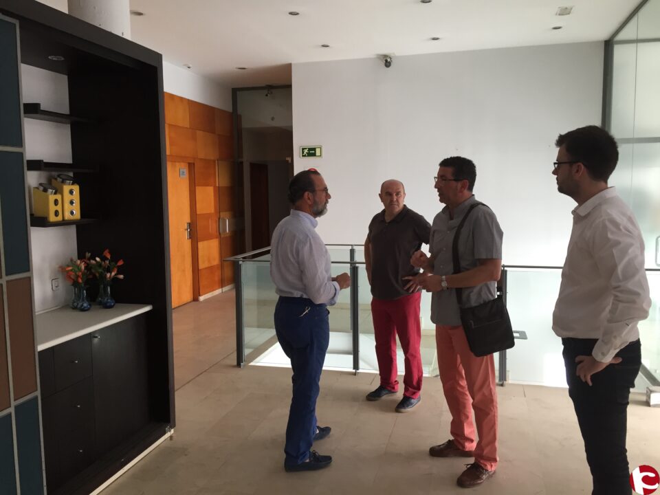 La Concejalía de Urbanismo comprueba el estado del Hotel de la Estación de Autobuses de Petrer para analizar sus posibles usos