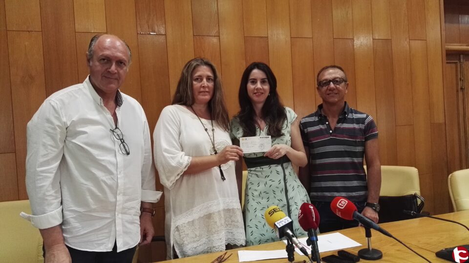Entrega del cheque por parte del grupo Gramática Parda a la concejala de Servicios Sociales