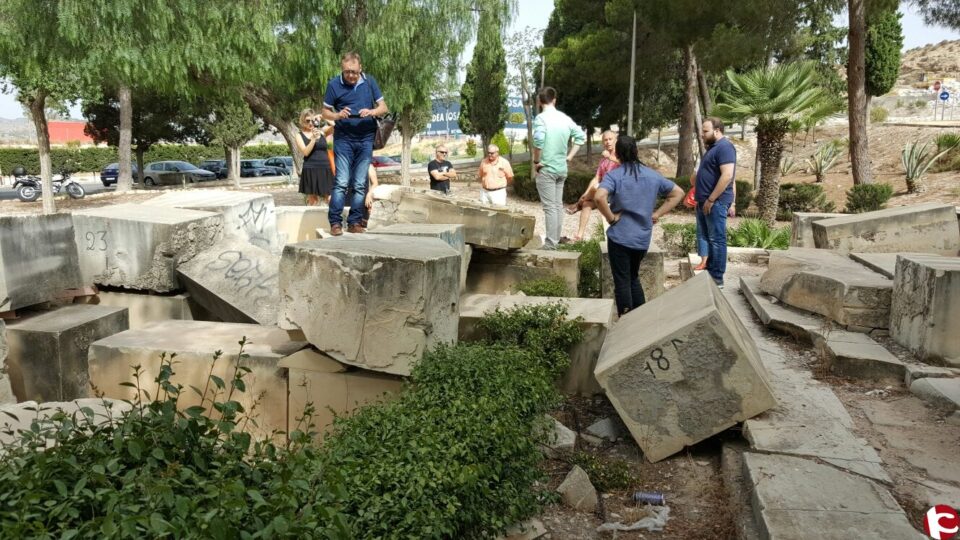 Miembros de la Comisión de Memoria Histórica visitan los restos de la Cruz de los Caídos para estudiar su situación
