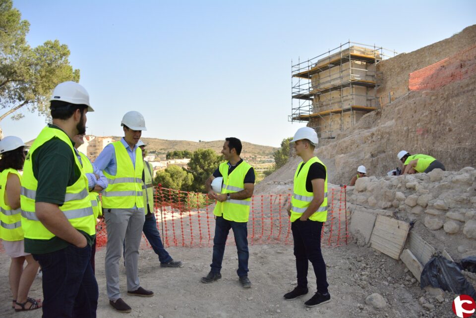 El alcalde y representantes de los grupos municipales visitan las obras del antemural del Castillo que podría ser visitable en unos meses