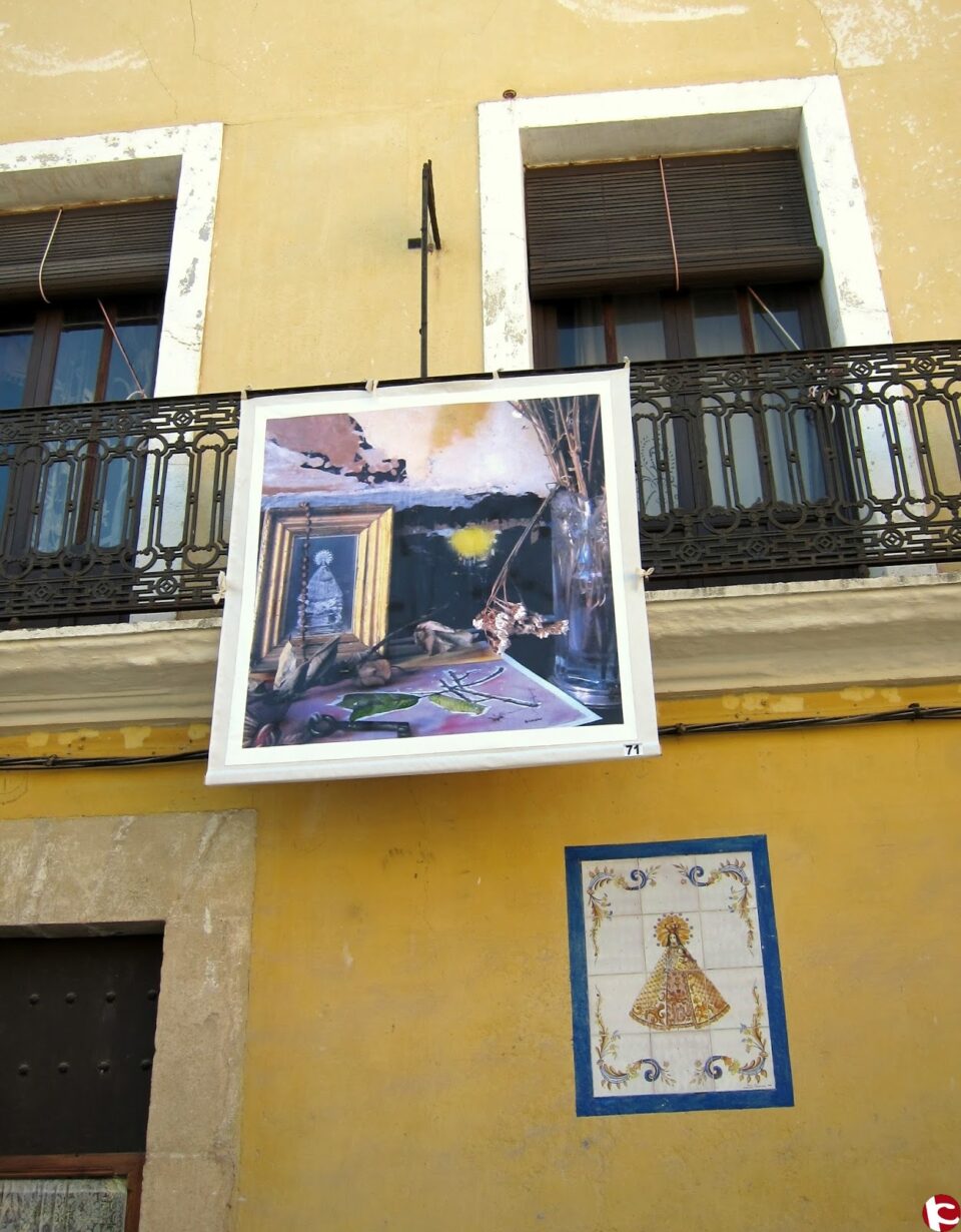 Reportaje de la Exposición "Art al Balcó" en el casco antiguo de Biar