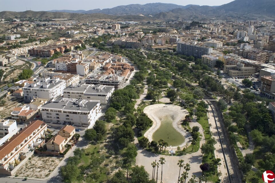 El Ayuntamiento pone en marcha un plan de choque para limpiar los Jardines del Vinalopó