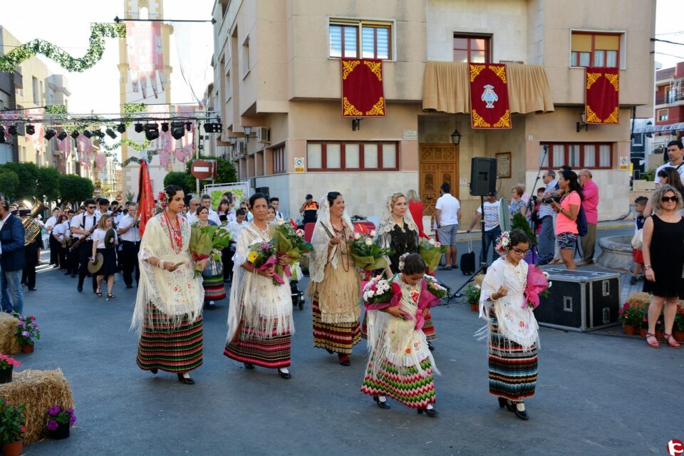 Participativa ofrenda floral a la Virgen del Remedio de Pinoso
