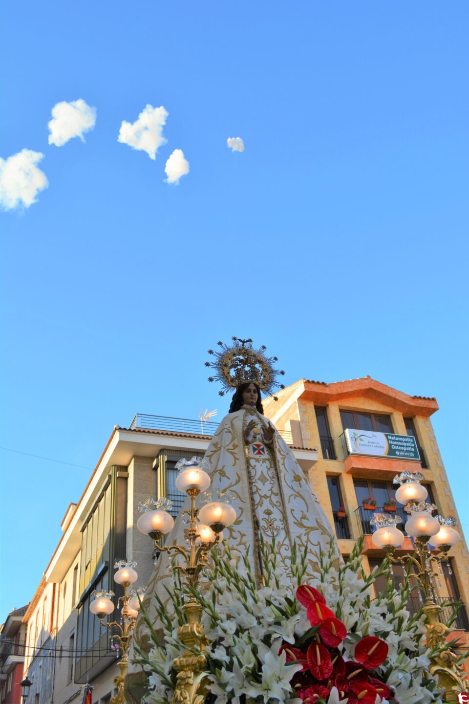 La procesión de la Virgen del Remedio pone el punto y final a la Feria y Fiestas de Pinoso 2016