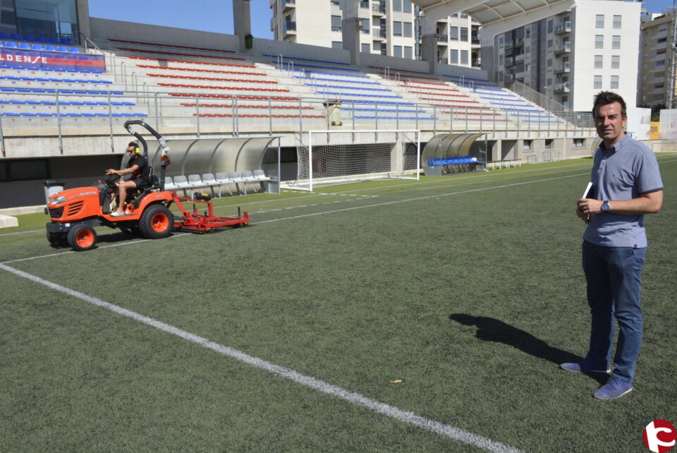 El Ayuntamiento actúa en la mejora del césped artificial de los campos de La Sismat y el Nuevo Pepico Amat