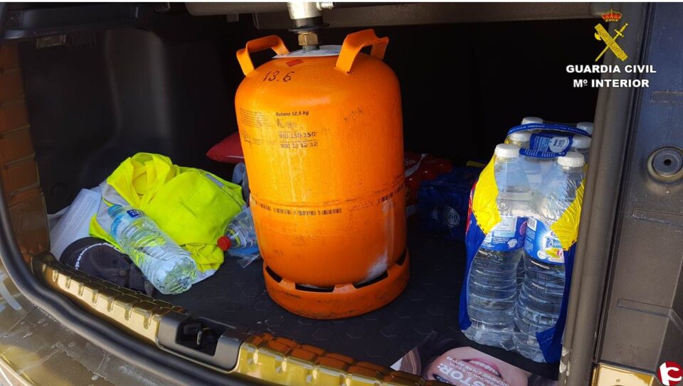 Dos agentes de la Guardia Civil de Jijona arriesgan la vida para evitar la muerte de un hombre