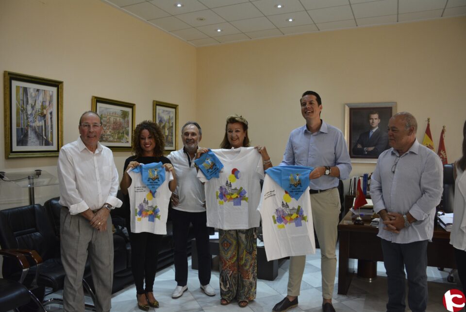 La Cofradía de los Santos Patronos entrega la camiseta y el pañuelo al alcalde