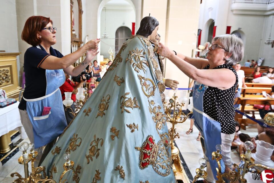 Las camareras visten a la Virgen en uno de los actos más solemnes de las Fiestas Mayores