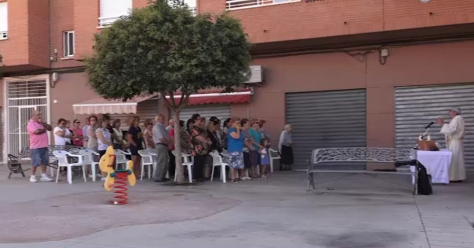 Los vecinos de Virgen de la Salud de Elda recuerdan a los difuntos en una misa celebrado en el día de la Virgen de la Salud
