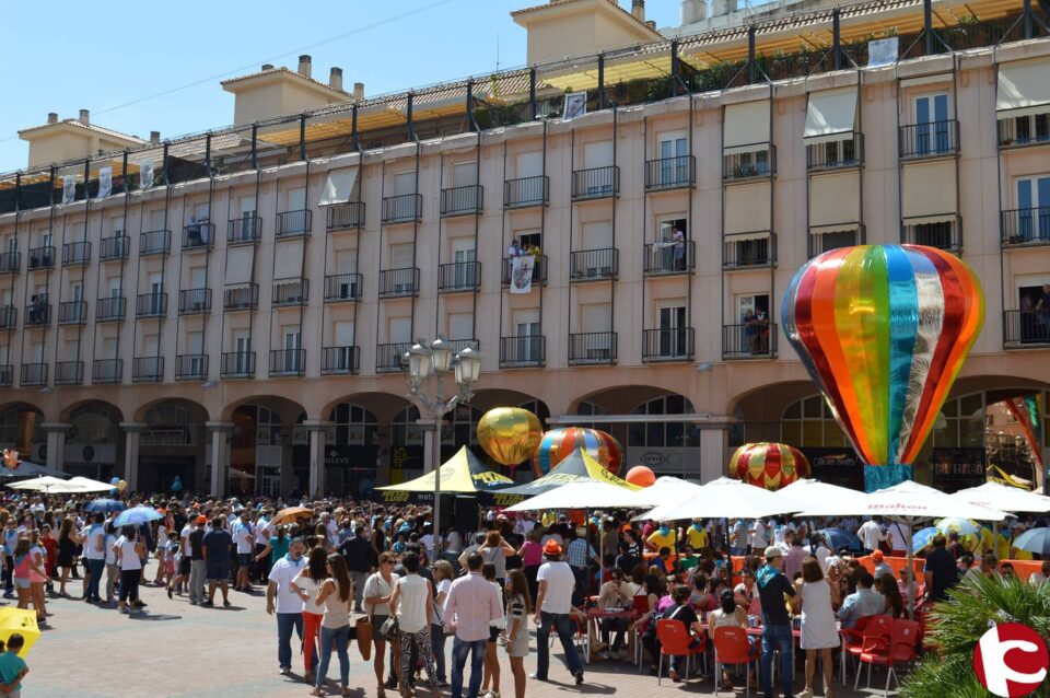 Gran Ambiente en la Plaza Mayor en los almuerzos previos a la suelta de Globos