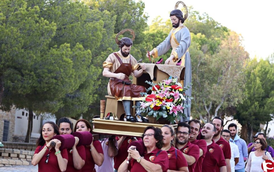 San Crispín y San Crispiniano ya esperan la llegada de las Fallas desde la iglesia de la Inmaculada