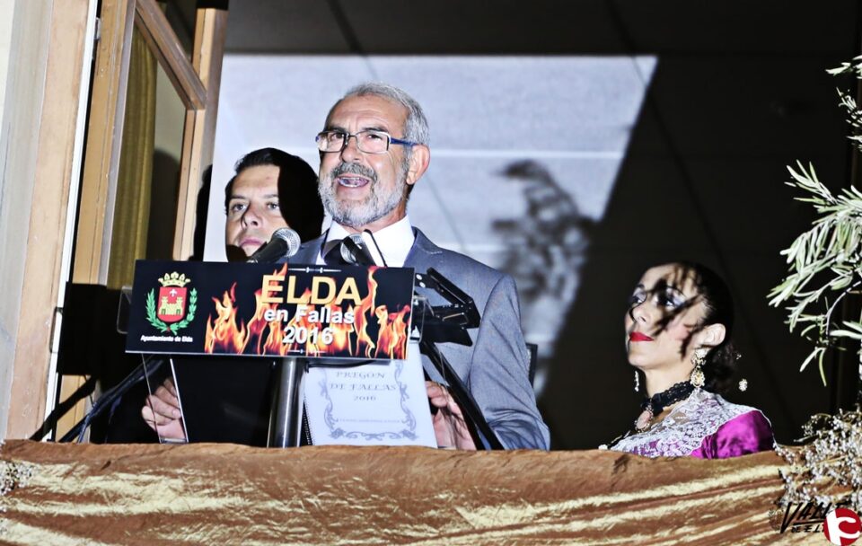 La unión y el sentimiento fallero protagonizan el pregón en el inicio de las fiestas del fuego en Elda