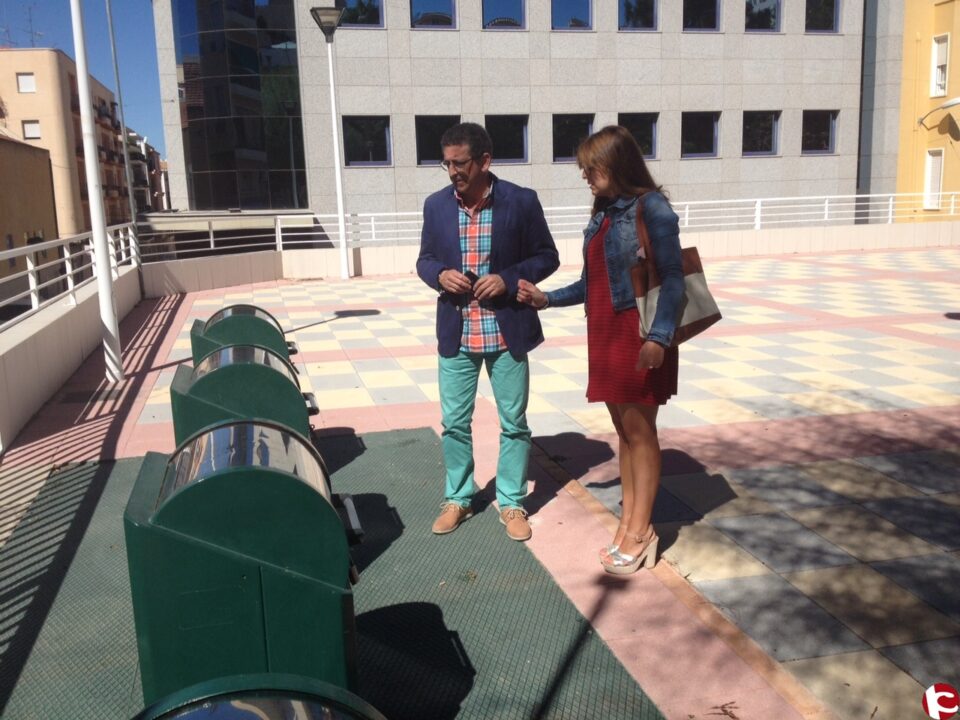 El Ayuntamiento de Petrer estudia sustituir contenedores de basura por contenedores de reciclaje en la Plaza de Azorín