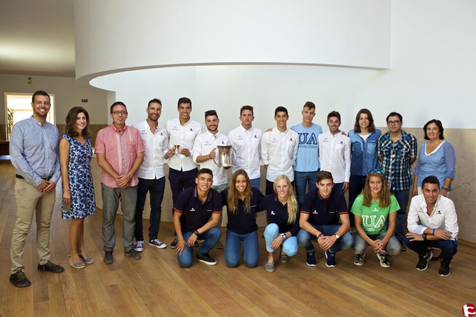La UA celebra los títulos de su equipo de Triatlón