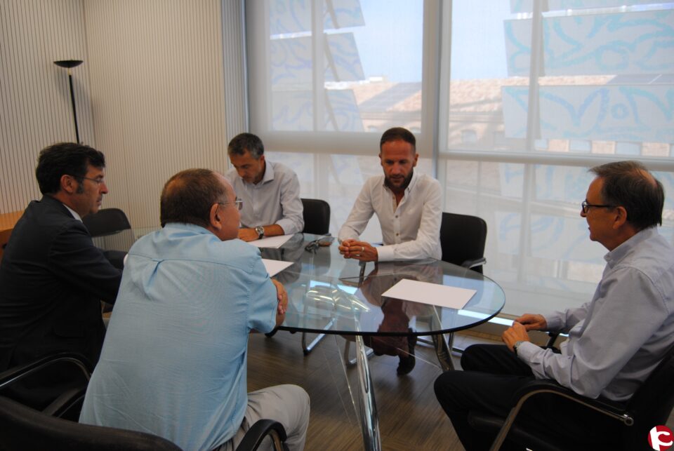 El Ayuntamiento de Pinoso expone al nuevo Director General de Industria la situación del proyecto de explotación de las canteras