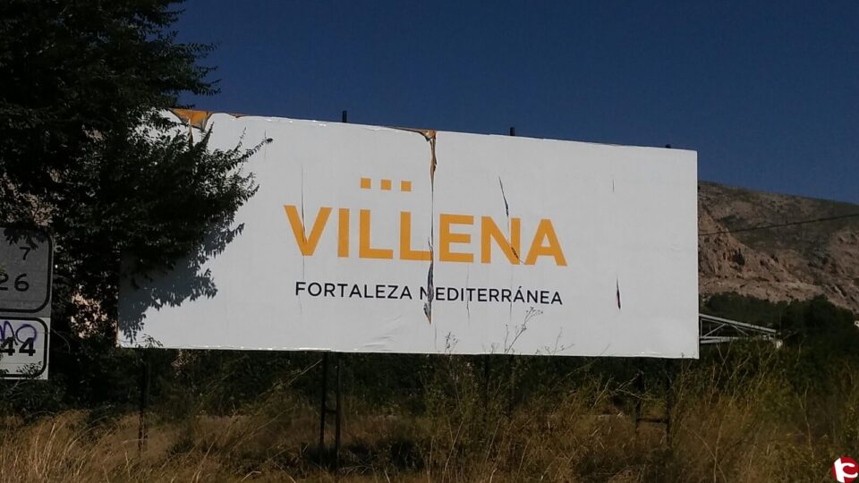 El Grupo Socialista solicita al Equipo de Gobierno que atienda el mal estado de algunas vallas publicitadas de Villena