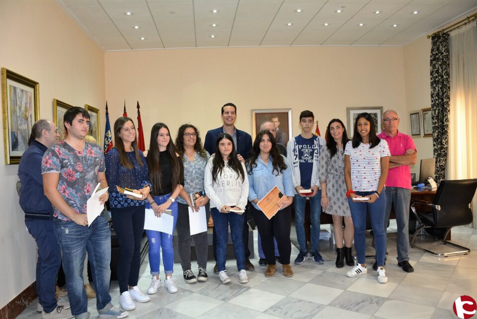 El alcalde entrega los premios Gramat de escritura rápida a los alumnos del IES. La Torreta