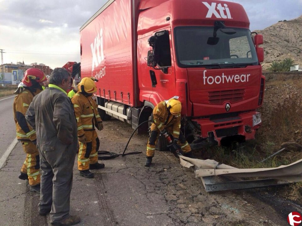 Ayer tarde se producía un accidente de tráfico por salida de vía de un camión en Villena
