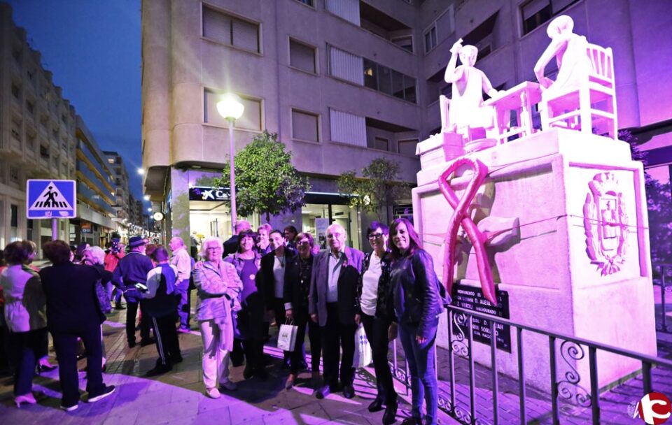 El Monumento de la Zapatero se ilumina de rosa para celebrar el Día del Cáncer de Mama