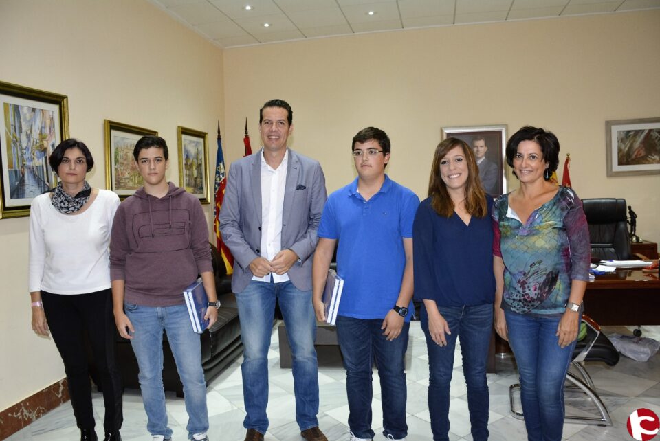El alcalde recibe a los dos alumnos que han sido Premios Extraordinarios de ESO