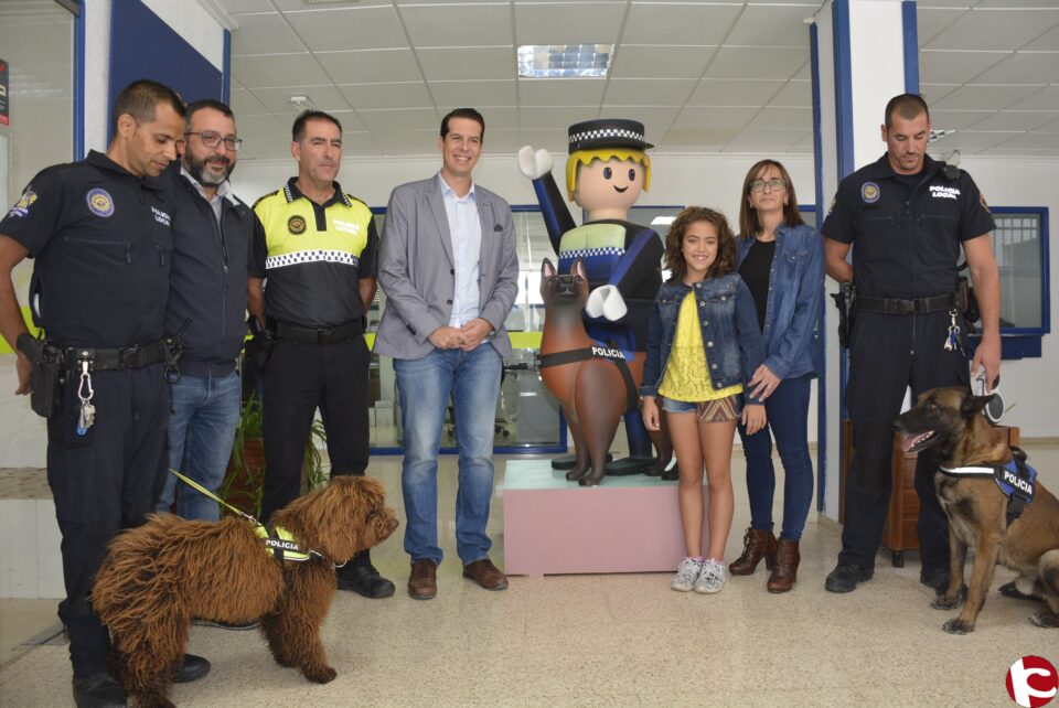 La falla El Huerto dona el ninot de la brigada canina a la Policía Local