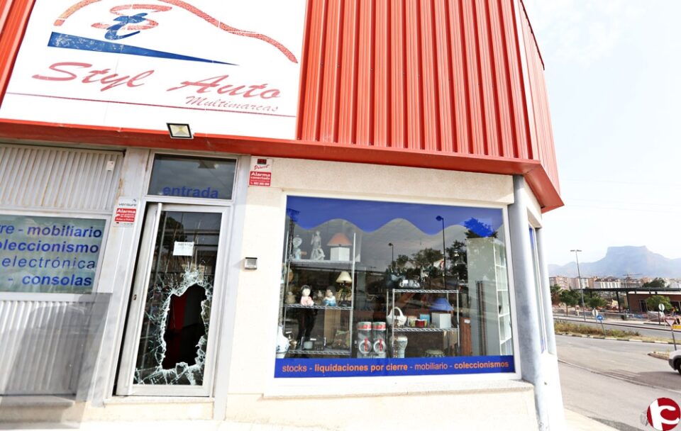 Destrozan con un mazo la puerta de un comercio de Elda durante un robo