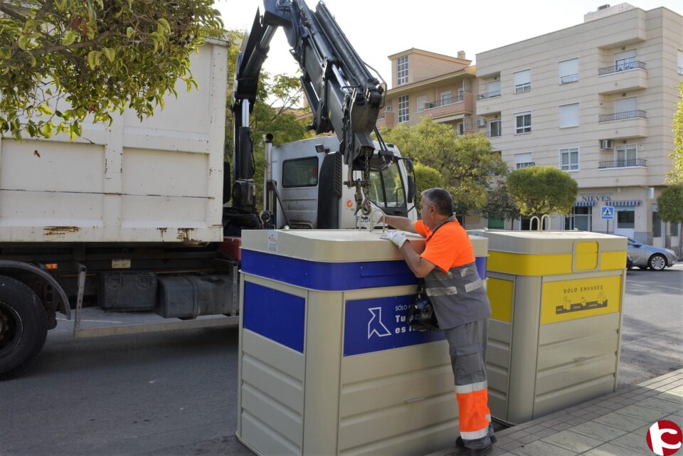 Se instalan 51 contenedores nuevos de envases y papel en la ciudad