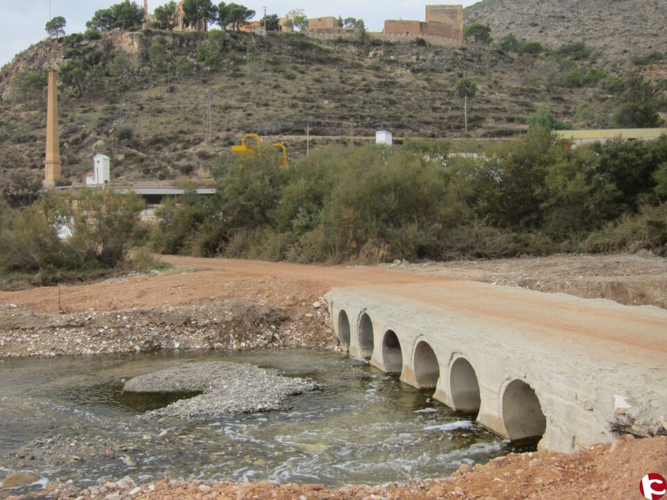 El Ayuntamiento construye un paso inundable en el Vinalopó a la altura del Cerro de La Mola